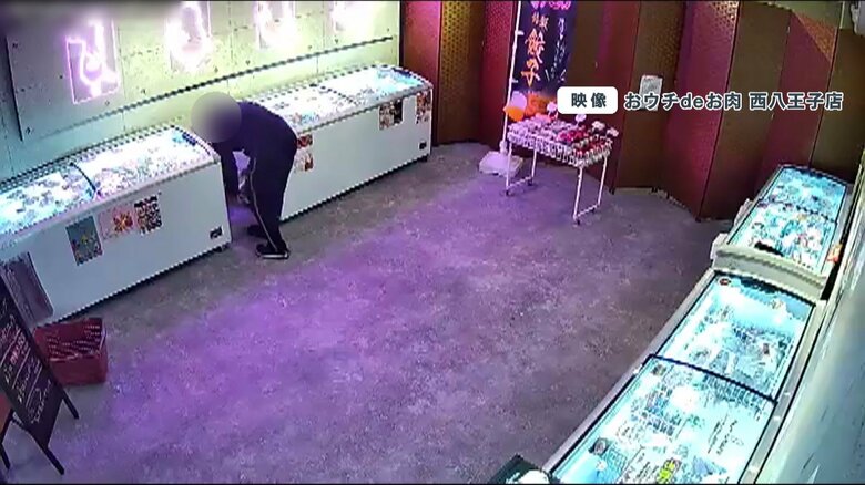 ショーケースの間に隠れ、金を取り出そうとするもうまくいかず