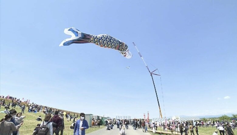 こいのぼりは上空の風をとらえ空を舞っていく