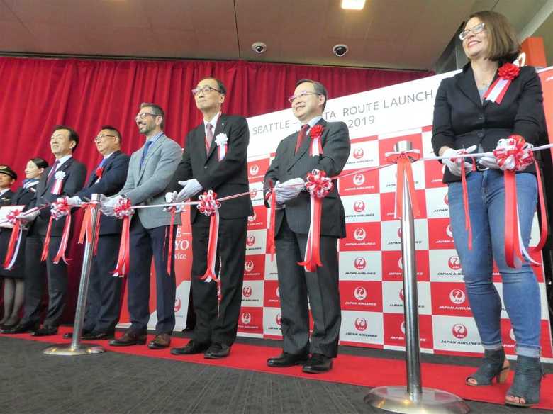 JAL菊山英樹路線統括本部長(右から3番目)