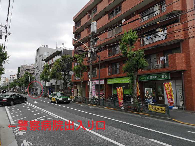 写真奥の赤丸が「なごみ薬局」 立ち並ぶ薬局の中で最も病院出入り口から遠い