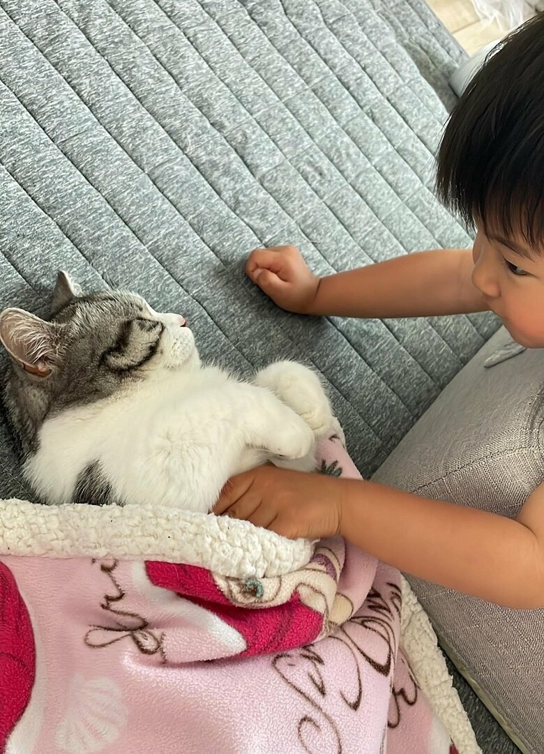 ふにちゃんにお布団をかけてあげるムチくん