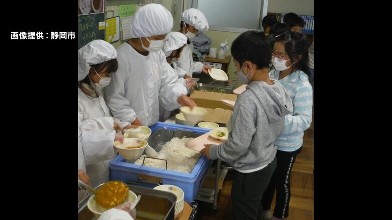 スマイル給食の配膳