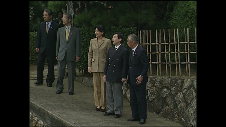 保養所の敷地から浜名湖の景観をご覧になる皇太子ご夫妻