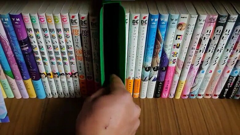 本棚の隙間に差し込んで…