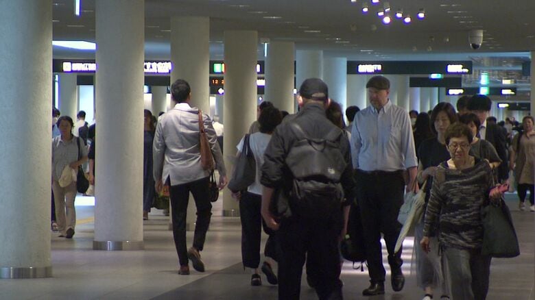 日差しを避け人が集まる地下歩行空間