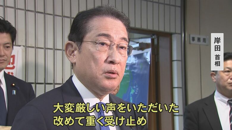 車座対話後、取材に応じる岸田首相