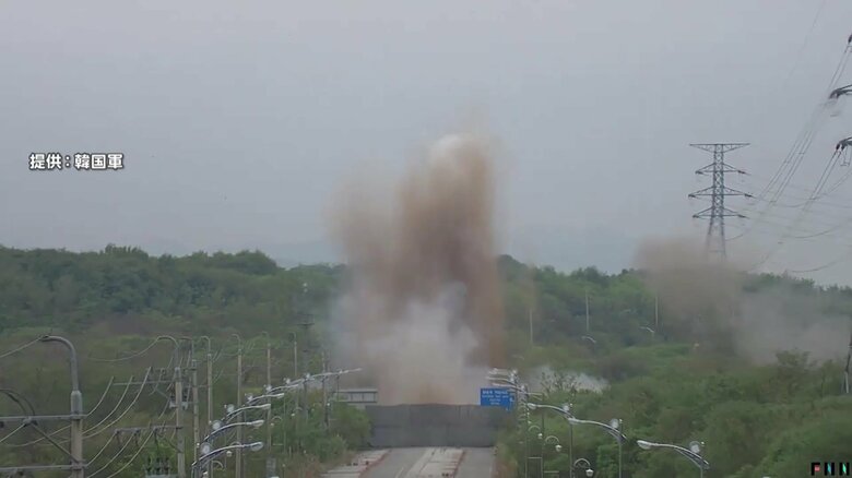 北朝鮮が“南北連結通路”の一部区間を爆破した様子（15日正午ごろ）