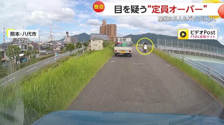 1台に無理矢理3人乗りするバイク（7月27日午後2時40分頃、熊本・八代市）