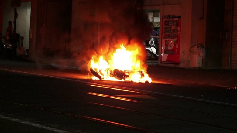 バイク同士が衝突して炎上