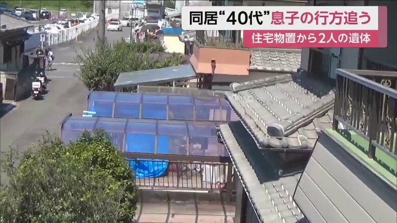 発見から一夜明けた現場。青いビニールシートが見える