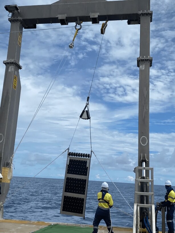 海底から物質の回収作業を行う様子