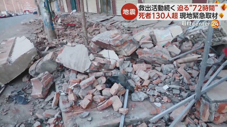 建物の前には、がれきの山