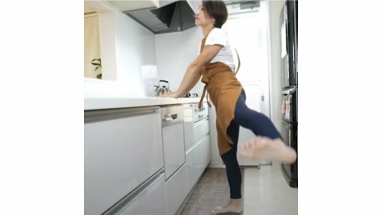 キッチンカウンターに手を添えて行ってもOK