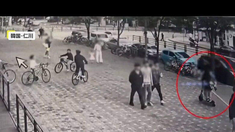 電動キックボードと親子が衝突する瞬間（10月18日、韓国・仁川）（1）