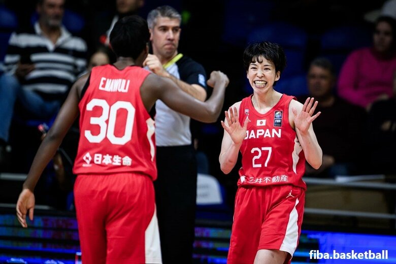 スペイン戦での馬瓜エブリン（左）と林咲希（右）（11日、ハンガリー・ショプロン）