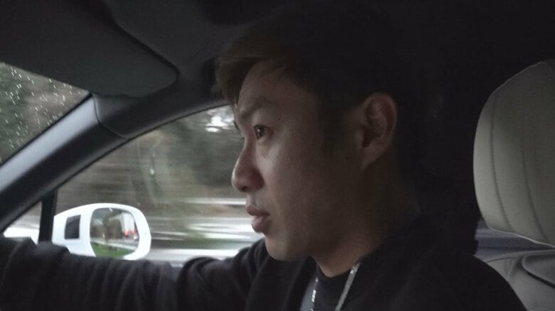 運転する普段着姿の柳田