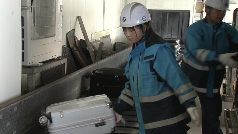 貨物の積み下ろしを行うスタッフ