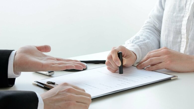 契約は口頭でも成立するが、金額が大きい場合はサインや押印が求められるという（画像はイメージ）