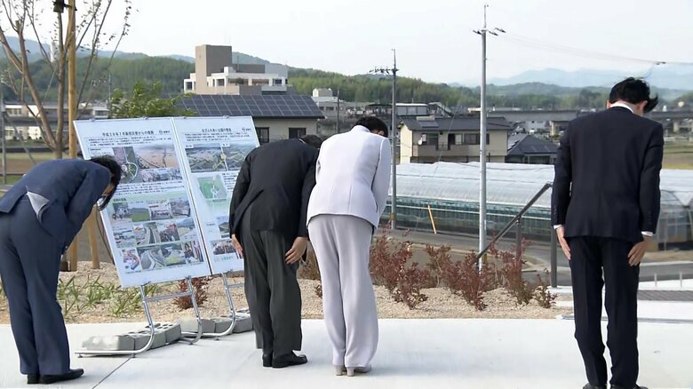 犠牲者に黙祷を捧げられた