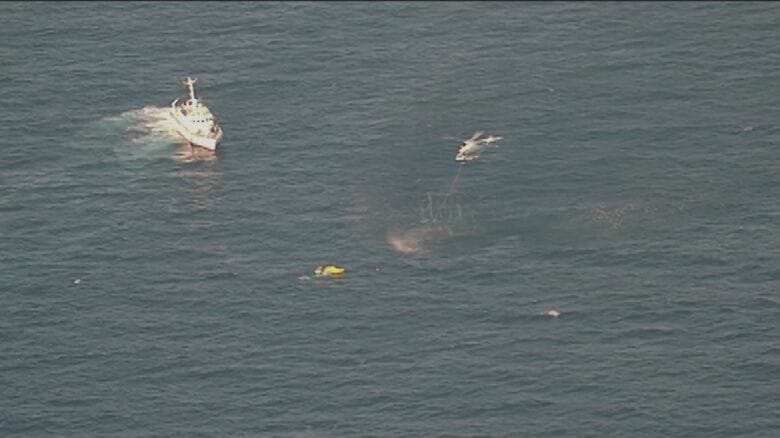 救助活動を行う巡視船やヘリ（第七管区海上保安本部提供）