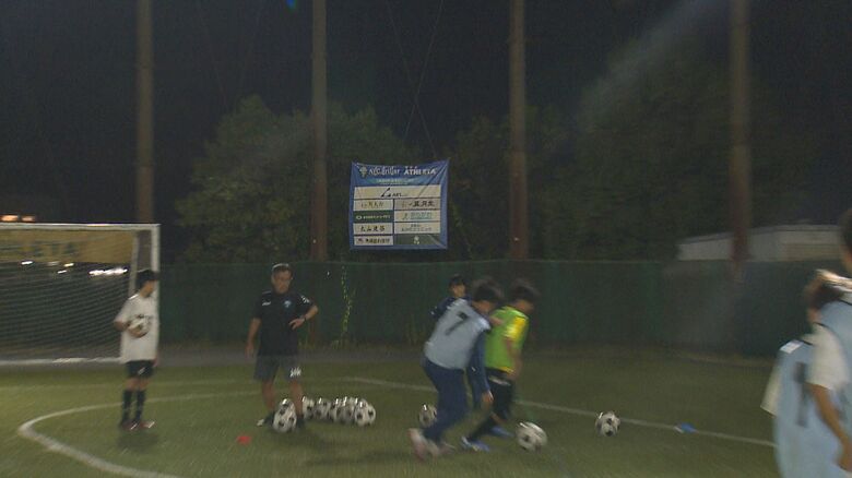 練習場には企業のロゴが入ったバナーを掲示