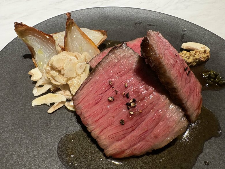 山形県産和牛のビステッカ／肉のうまみを噛むほどに感じられる一品