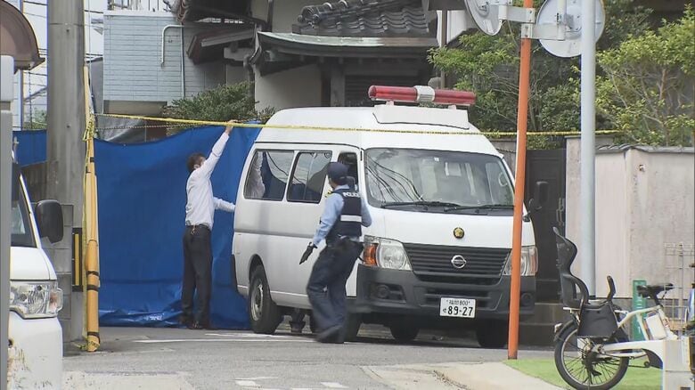 現場に停まる捜査車両