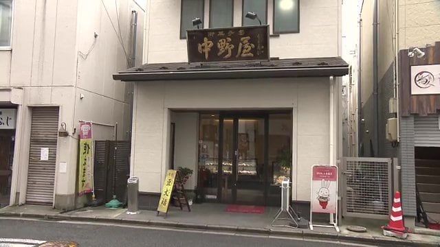 飲食店街にあるため夜10時まで営業