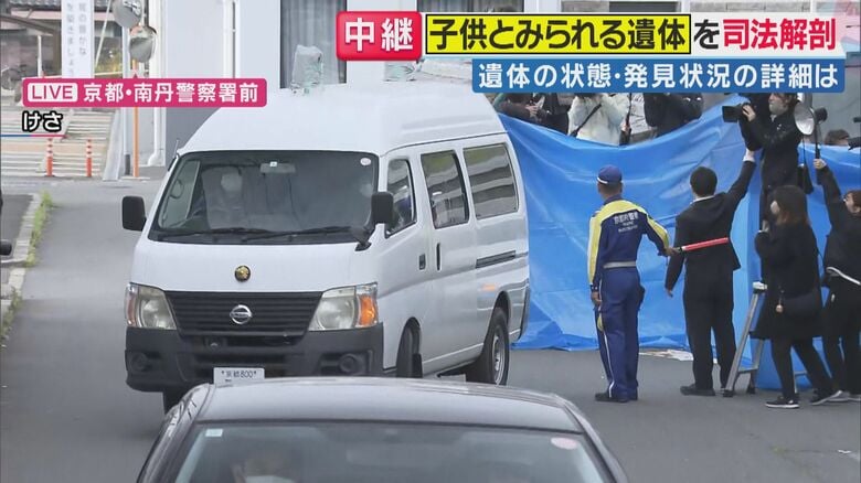 物々しい雰囲気の中、警察署から車両が出発（「旬感LIVE とれたてっ！」より）