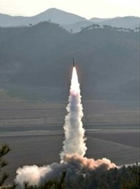 KN-23変則軌道ミサイルと見られる"戦術地対地弾道ミサイル"の発射試験（労働新聞・3月28日）