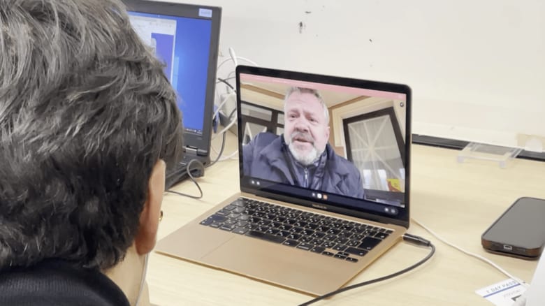 リモート取材に応じるブチャ市長