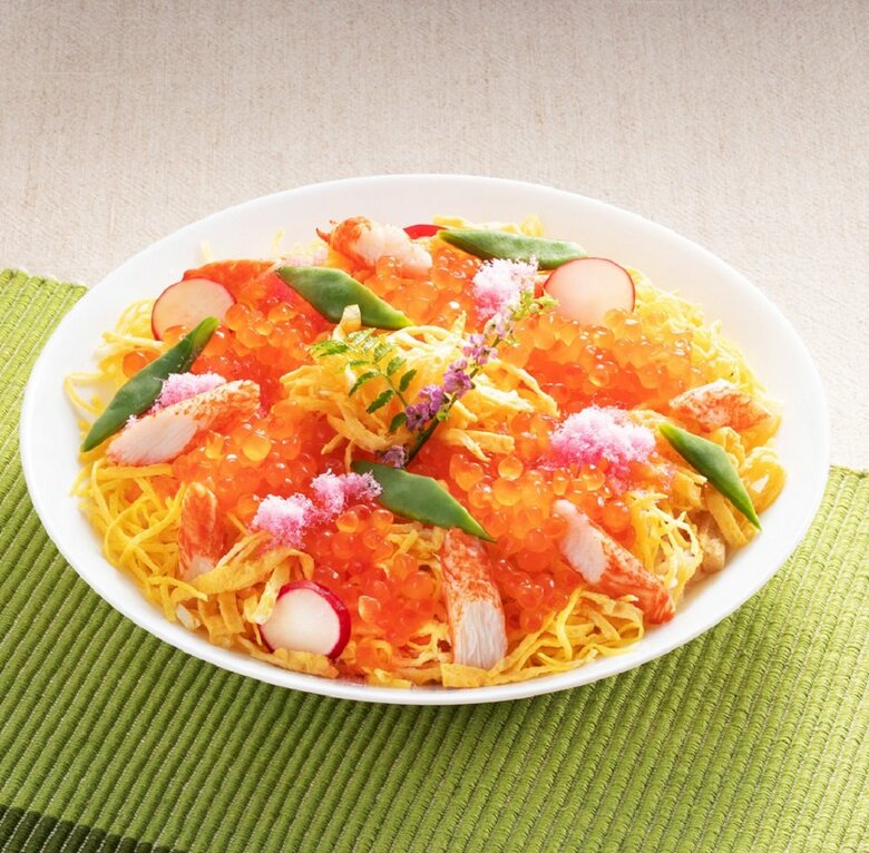 ほぼいくら・ほぼカニちらしを使用したちらし寿司（提供：カネテツデリカフーズ株式会社）