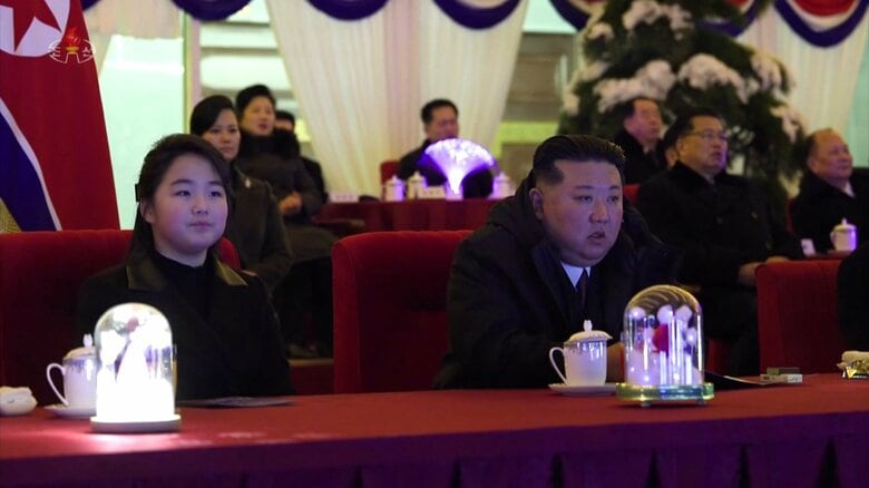 貴賓席に並んで座る金総書記と「ジュエ」氏（朝鮮中央テレビ・1月1日放送）