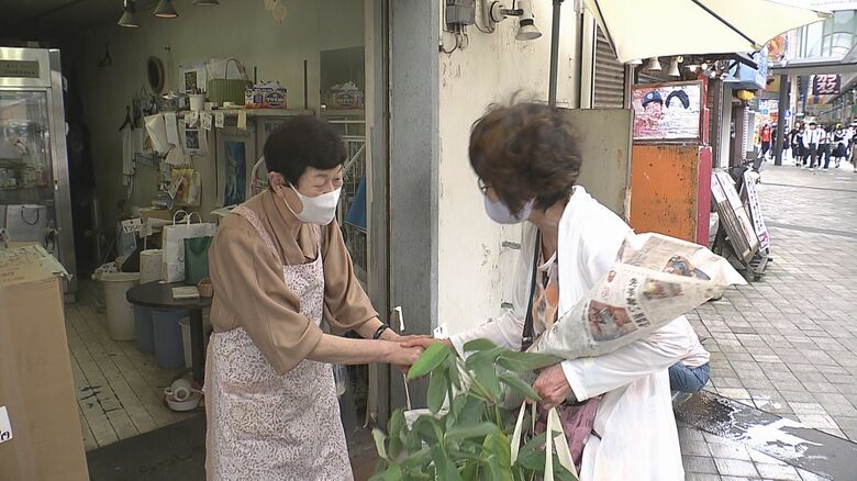 閉店を惜しむ常連客の姿