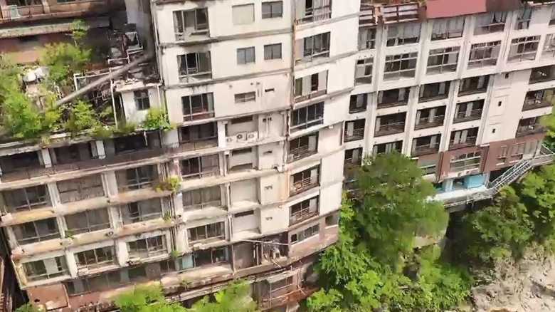 全国各地に“廃墟ホテル”800軒以上とも!? 荒れ放題で放置されるワケとは