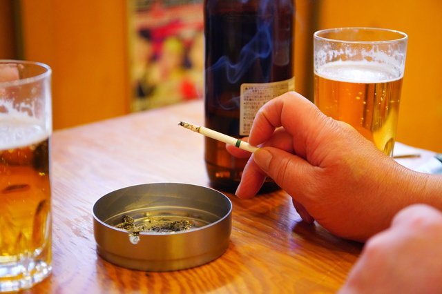 酒やタバコ、ニンニクなども血液由来の体臭につながる（画像はイメージ）