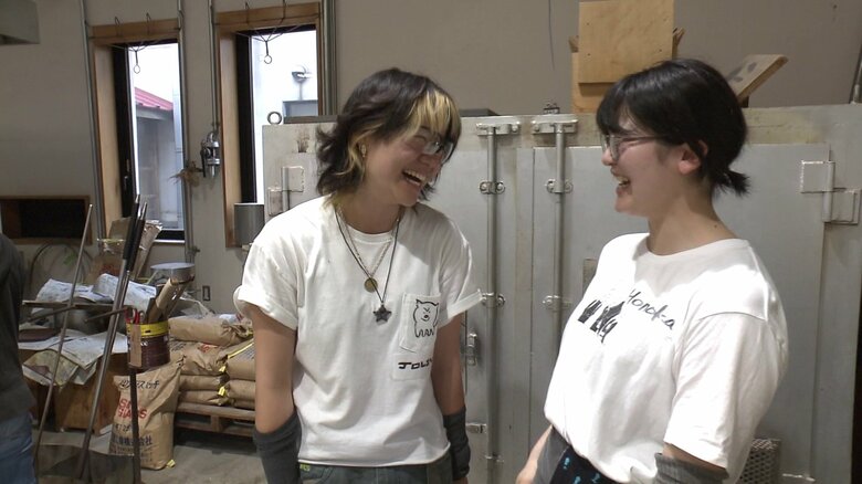 すっかり打ち解けた様子のジョリン・ジェンさん（左）と藤澤穂香さん（右）