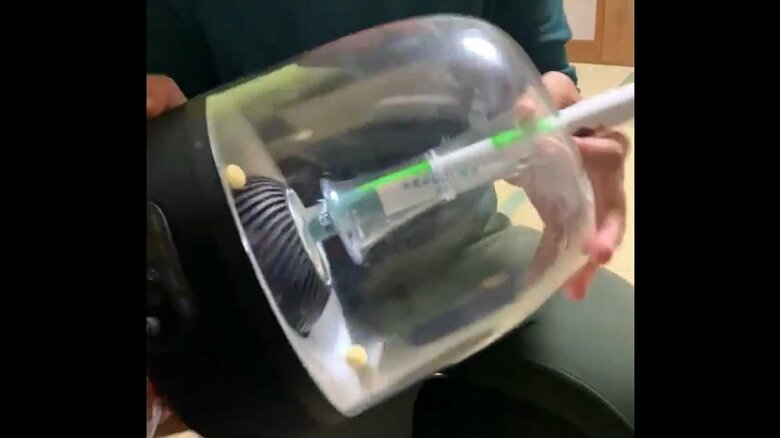 取りだすまでの流れ、その1。筒状の紙を差し込む