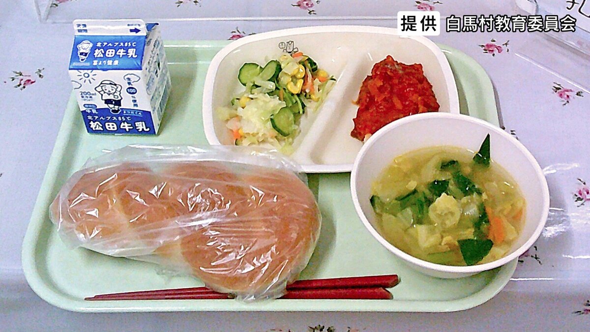 給食で児童ら46人が食中毒 発疹や頭痛訴える カジキから