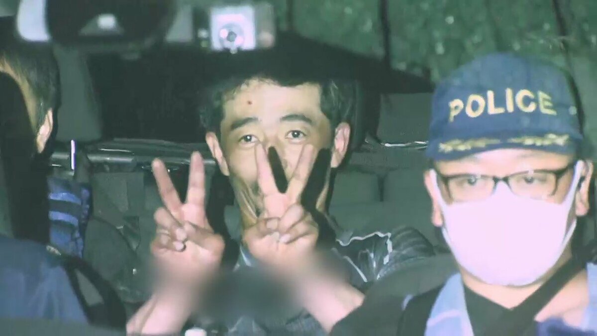 逮捕に両手でピース 刑務所に戻りたかった ネットカフェ立てこもり男は10年前にも 面会で語った憧れの人物とは Fnnプライムオンライン