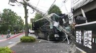 東京・江戸川区で観光バスが電柱に衝突　運営会社に家宅捜索…男性運転手（63）がけが　現場にブレーキ痕なし