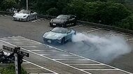 「怒りと驚き」スポーツカーが急旋回し迷惑ドリフト走行、観光地の駐車場に真っ黒なタイヤ痕　器物損壊罪に問われる可能性　被害届提出を検討