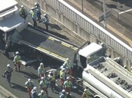 高速道路でタンクローリーなど3台が絡む事故 追突したトラックを運転していた40代と50代の男性2人を搬送