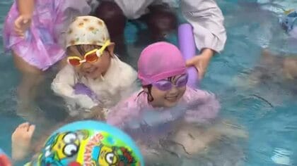 「たのしい」「気持ちいい」　幼稚園でプール開き、年長児35人が水遊びを満喫