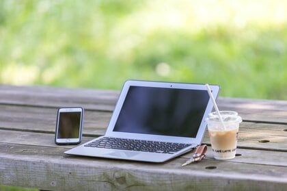 炎天下に「屋外放置20分」で端末温度が60度に!? “スマホ熱中症”の危険性と冷やす際のポイント