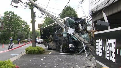 東京・江戸川区で観光バスが電柱に衝突　運営会社に家宅捜索…男性運転手（63）がけが　現場にブレーキ痕なし