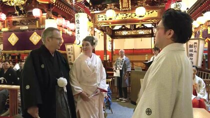 無形文化遺産「花輪ばやし」に魅せられた夫婦　祭り開催地で5年越しの結婚式　軽快なはやしで祝福【秋田発】