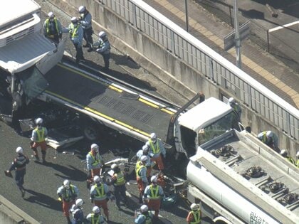 高速道路でタンクローリーなど3台が絡む事故 追突したトラックを運転していた40代と50代の男性2人を搬送