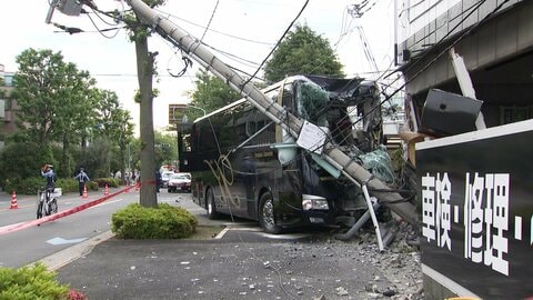 東京・江戸川区で観光バスが電柱に衝突　運営会社に家宅捜索…男性運転手（63）がけが　現場にブレーキ痕なし