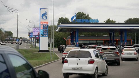 ロシアで燃料不足再び深刻化　モスクワで給油待ち1キロの列　燃料輸入も開始